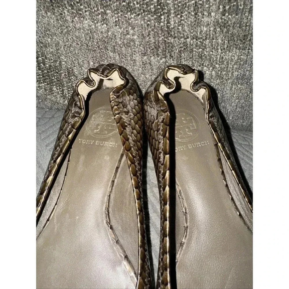 Tory Burch Reva Golden Snakeskin Logo Medallion Ballet Flats Size 6M  NWOB - Picture 2 of 5